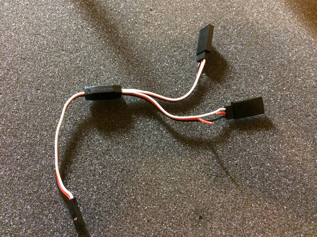 Cable Y rouge coupé